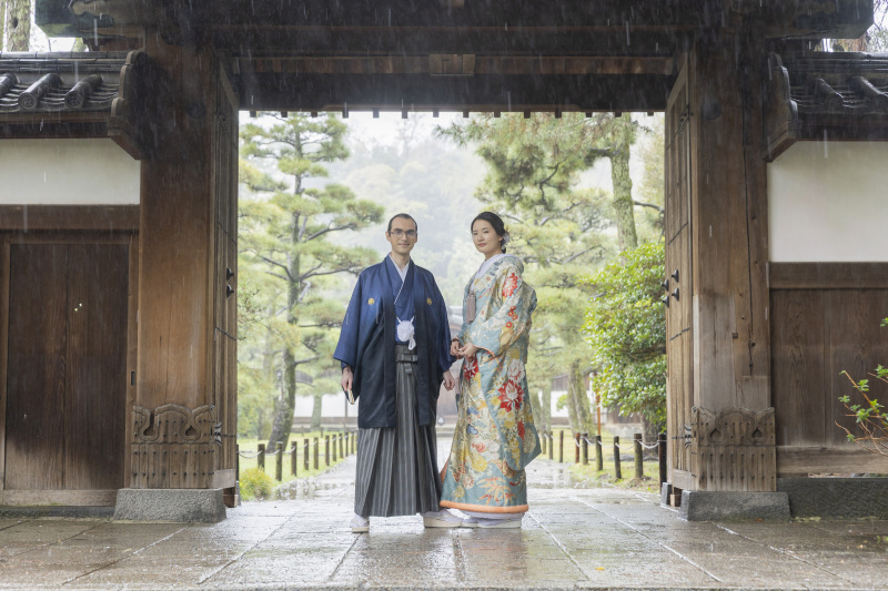 歴史ある門の前で、晴れやかな門出