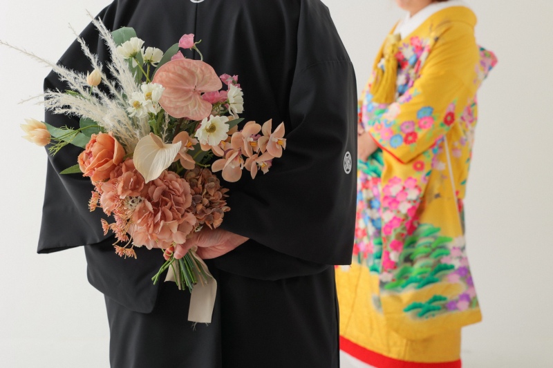 背中に隠した、サプライズの花束