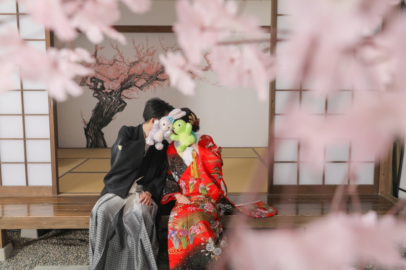 顔を隠したりも