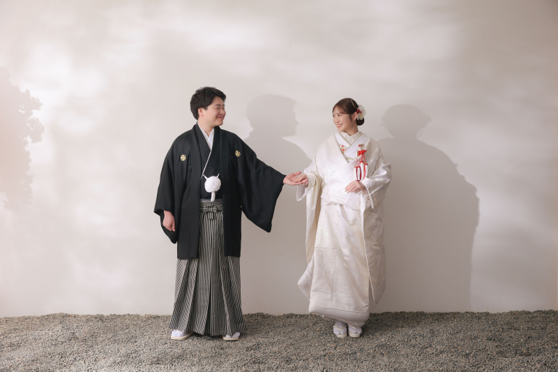 手を取り合って