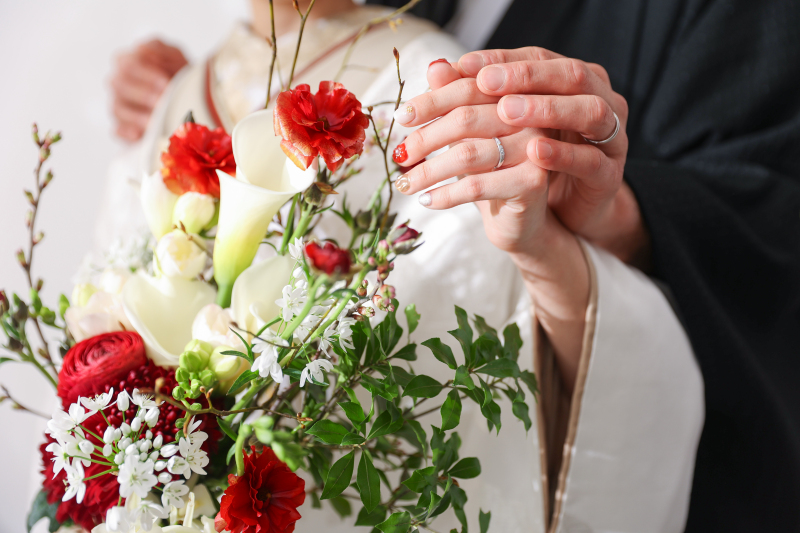 真紅の花が映える白無垢