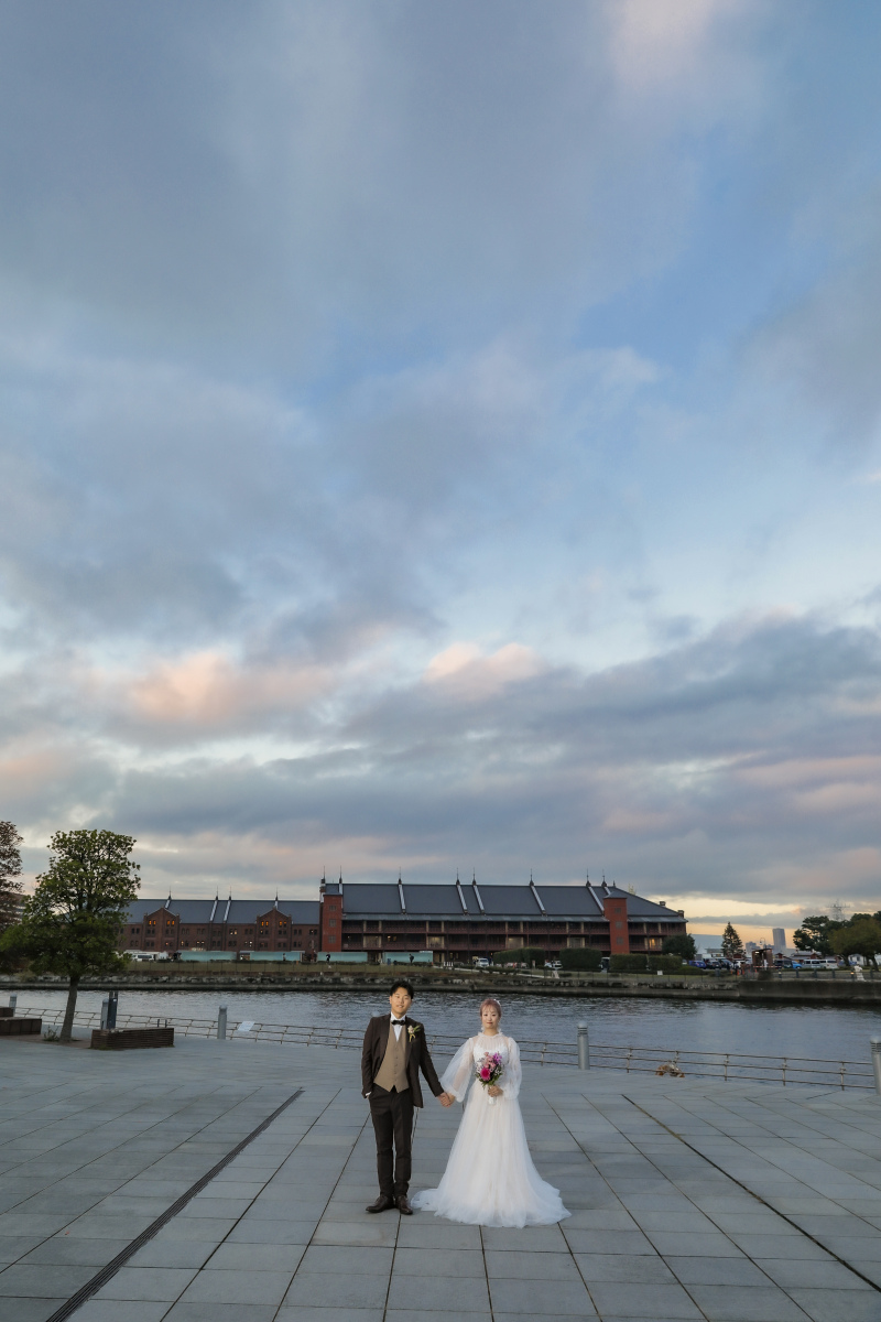 赤煉瓦をバックに