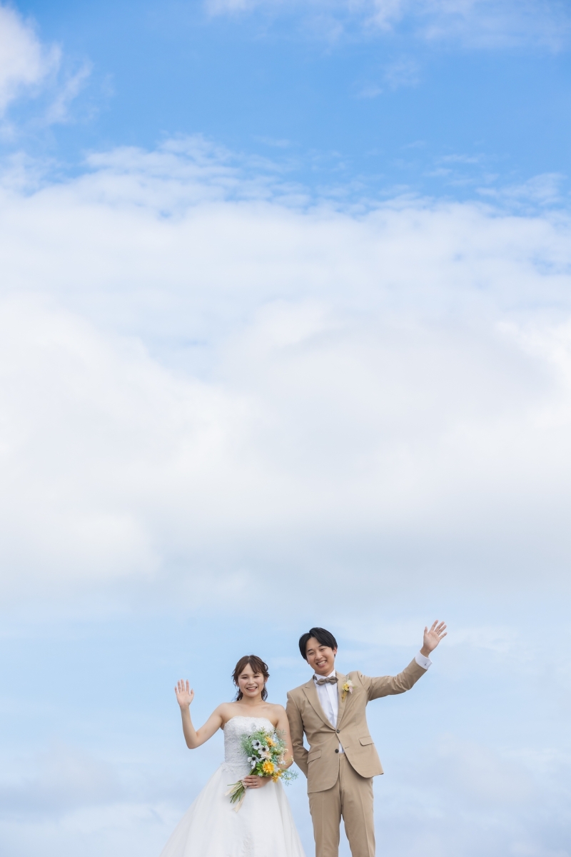 カメラに向かって手を振ったり