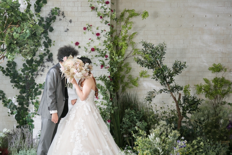 ブーケでお顔を隠して