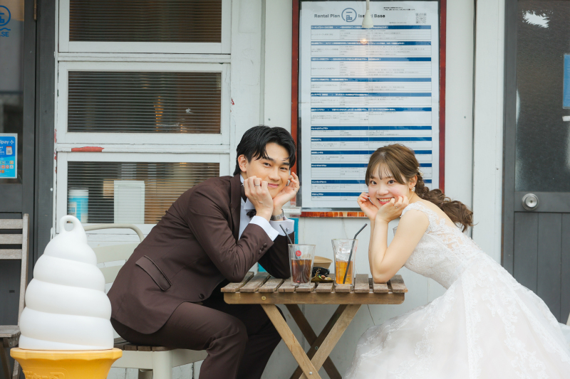 机越しに顔を寄せ合うふたり