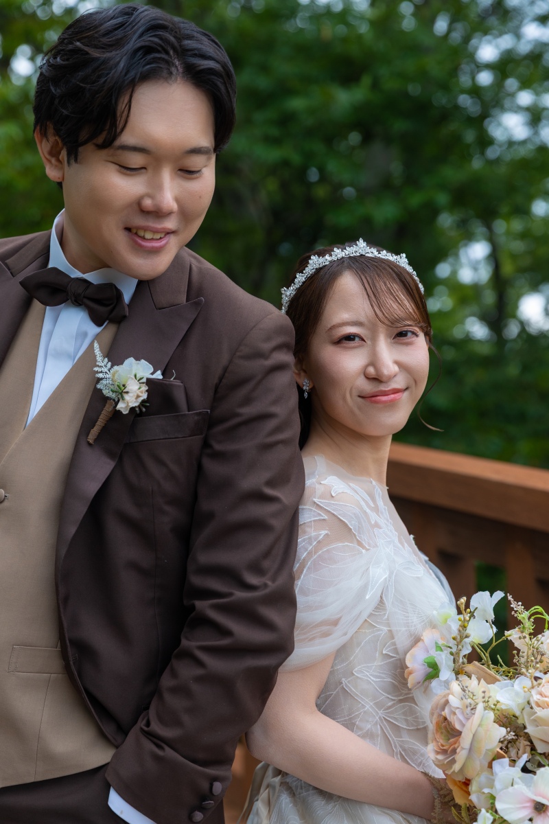 寄り添う背中に感じる温かな安心感