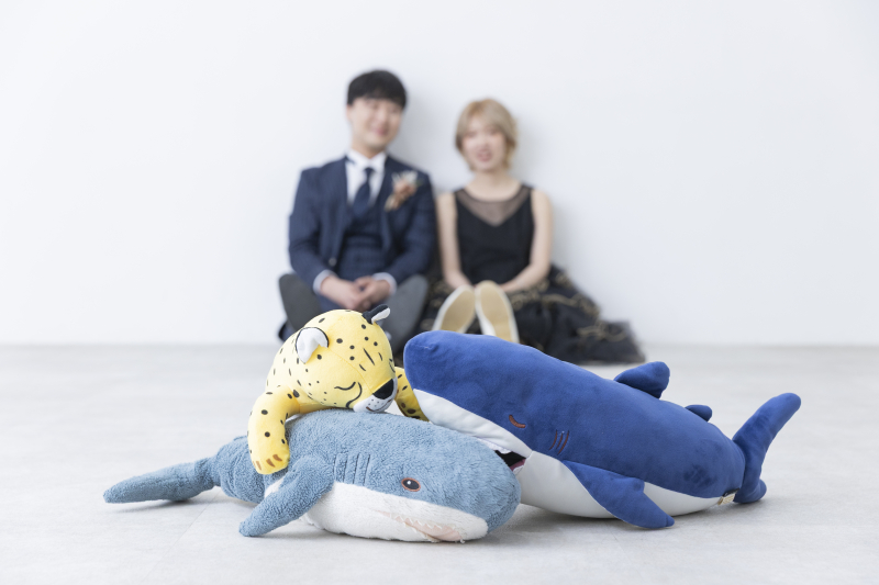 ぬいぐるみに囲まれて、自然な笑顔