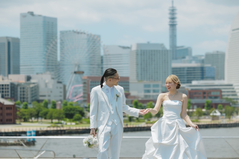 横浜の街並みをバックに、お散歩