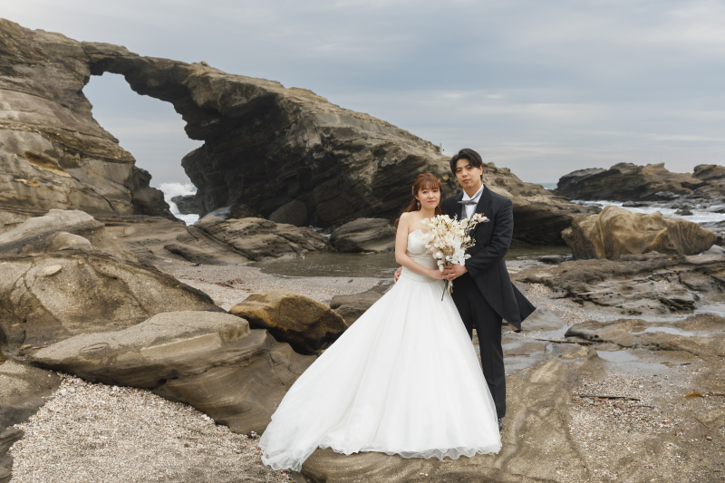 馬の背洞門を背に