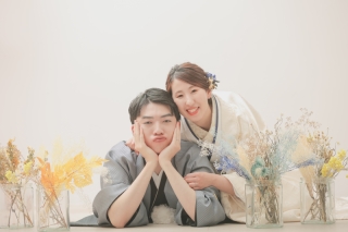 お花に囲まれて和装も洋装も　photo by 谷澤明美