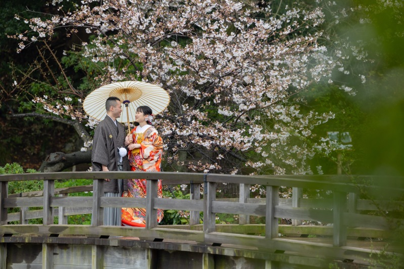 橋を渡るお二人を