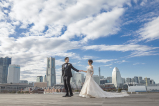 　青空背景に爽やかな大桟橋