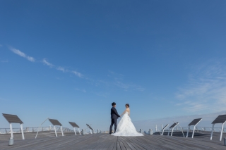 日中の大桟橋でみなとみらいの街並みを背景に♪