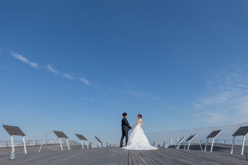 日中の大桟橋でみなとみらいの街並みを背景に♪