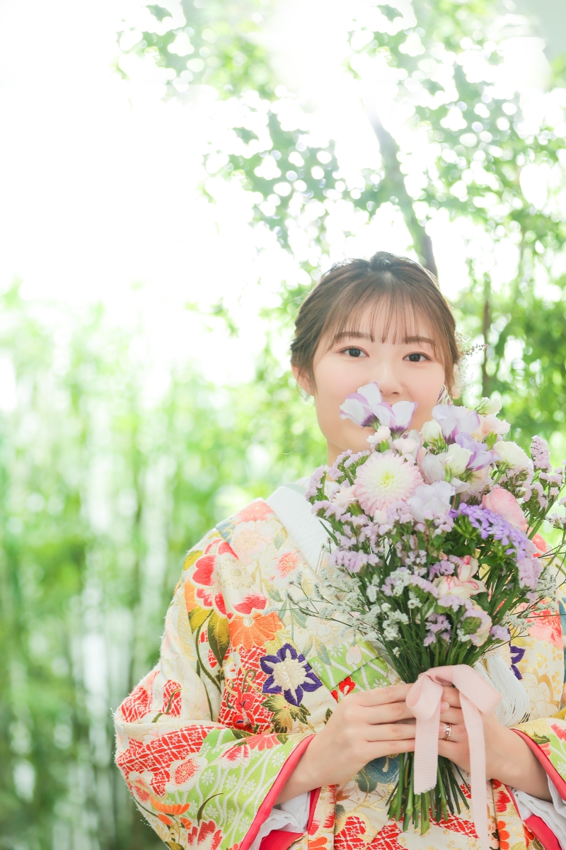 華やかな生花と一緒に