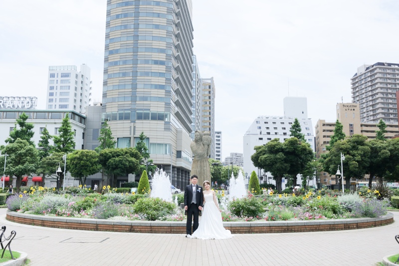 噴水とお花畑に囲まれた広場へ