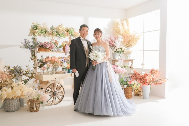 窓から光が差し込んだようなお花屋さん背景