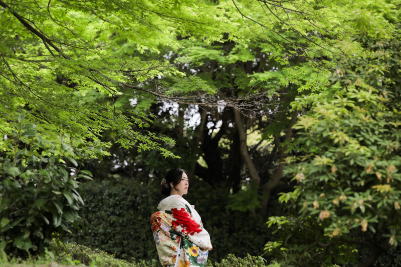 緑に囲まれて新婦様が浮き出たような1枚