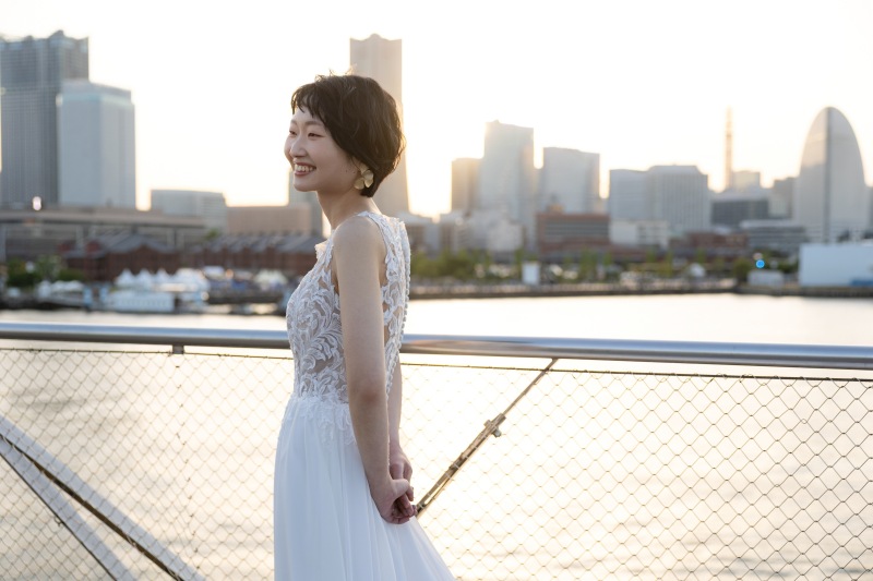 みなとみらいの景色を背景に