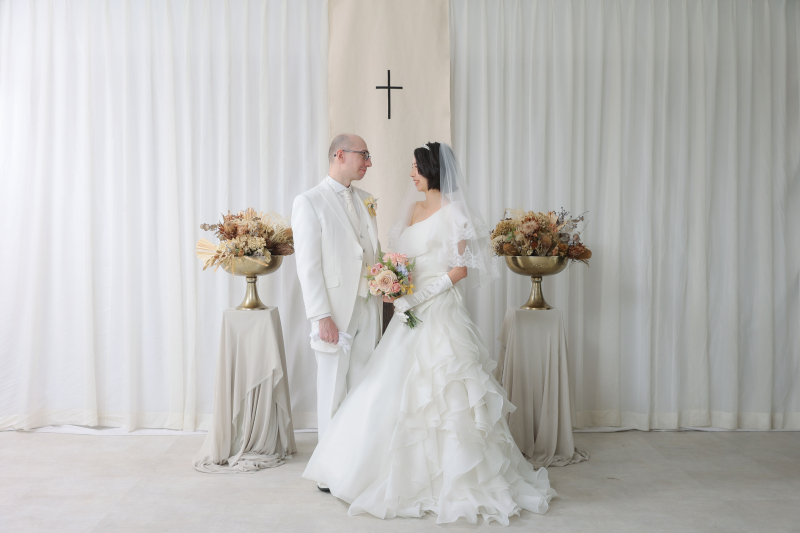 初めはチャペルの前で!