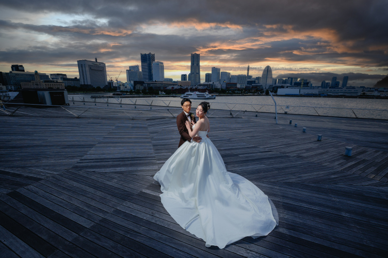 夕暮れをバックに