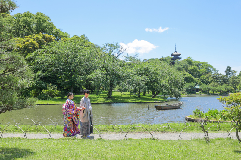 池のほとりを、ゆっくりと。 