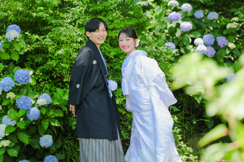 鮮やかな紫陽花に包まれた、爽やかな笑顔