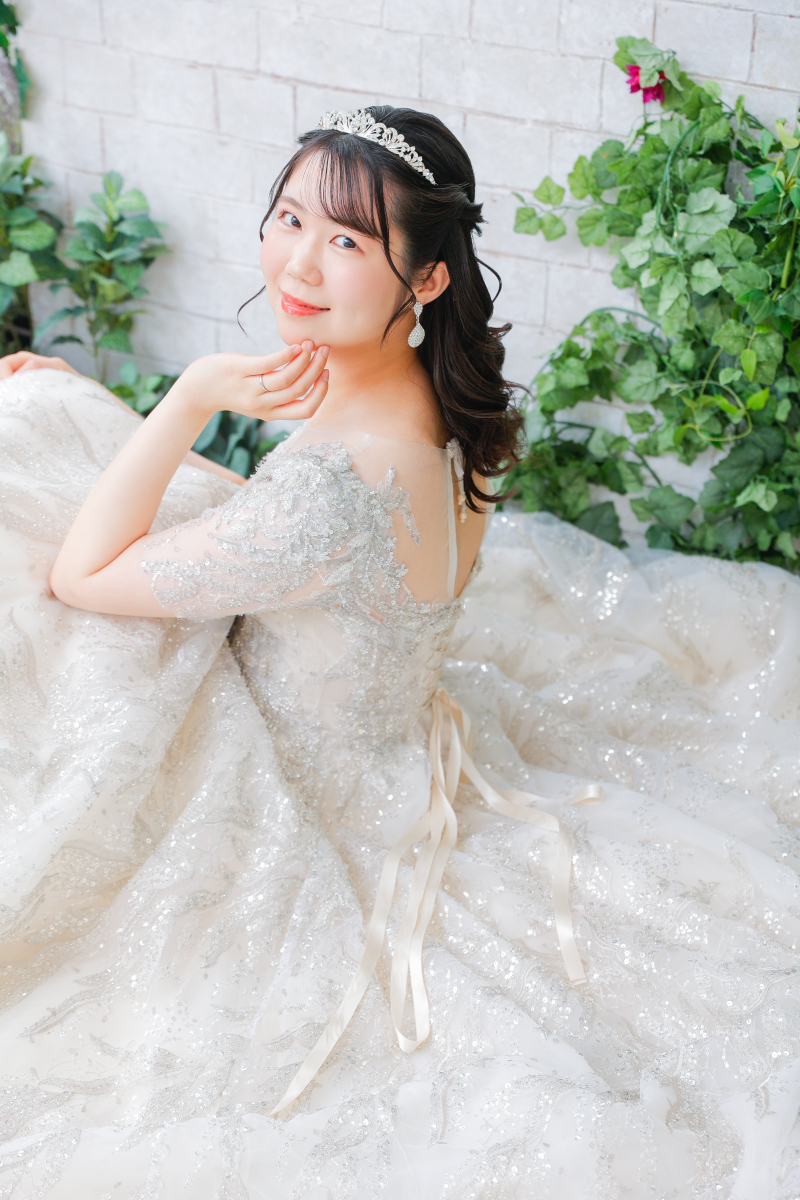 振り返る視線の先、きらめきを纏った花嫁。