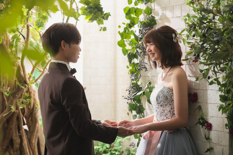 手を取り合って