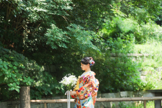 季節のお花を纏って　新緑に映える彩り豊かな色打掛　　photo by 谷澤明美