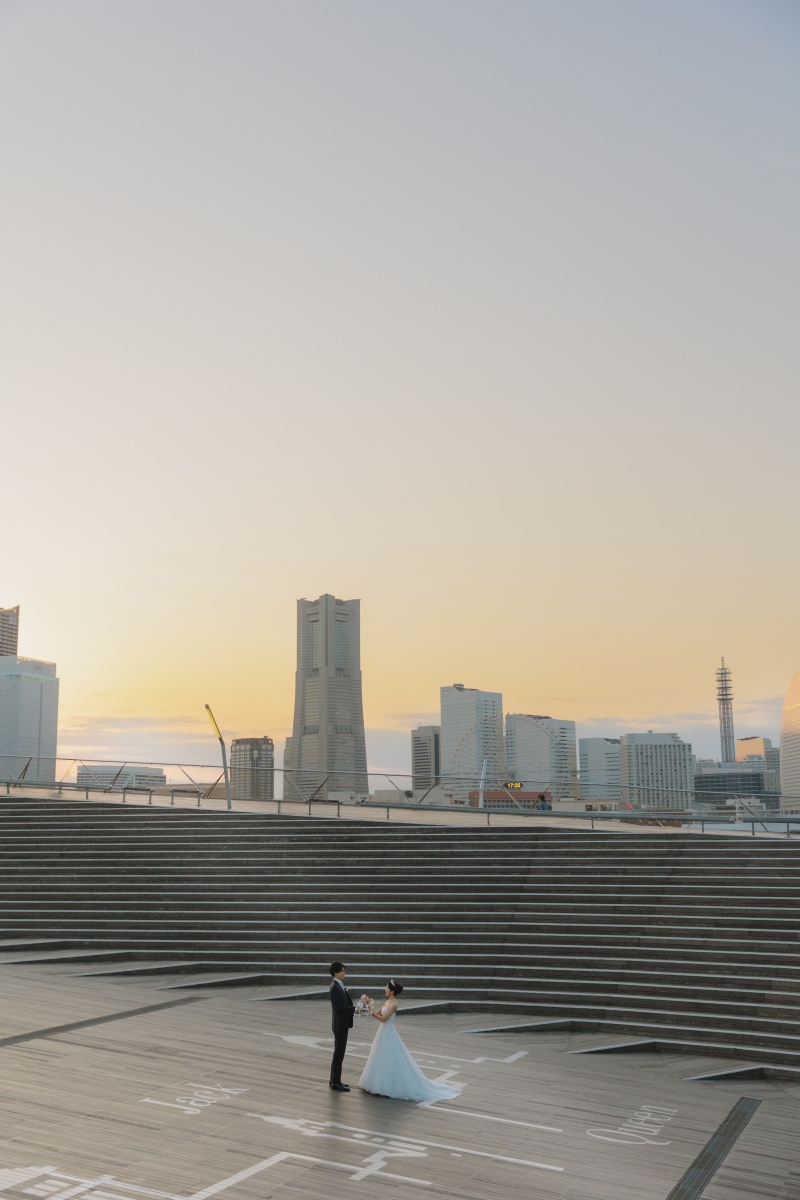 黄金色に染まる都会の夕暮れ