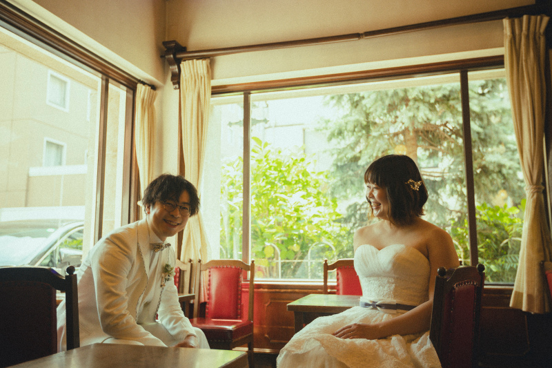 椅子に座りながらおしゃべり