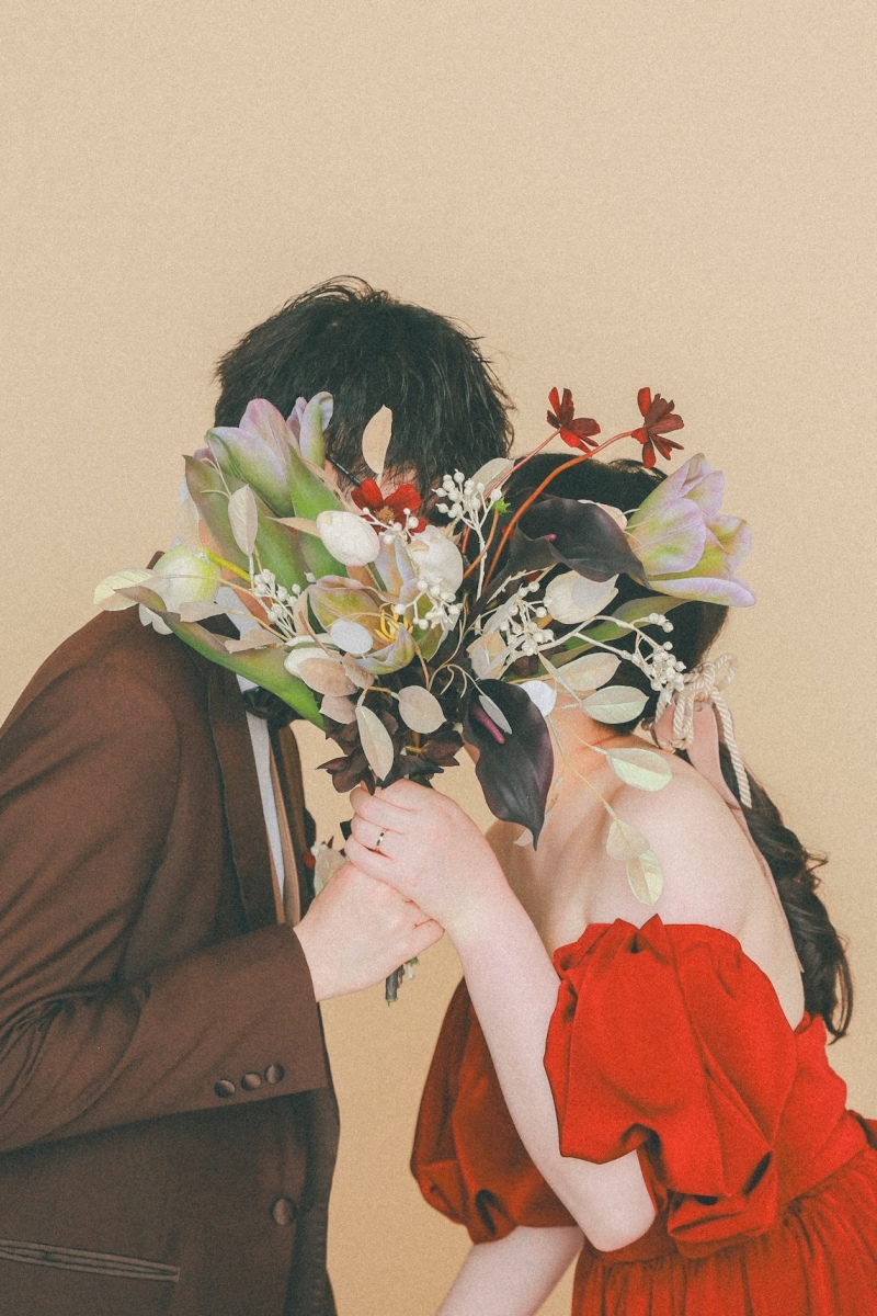 お二人で顔を隠して