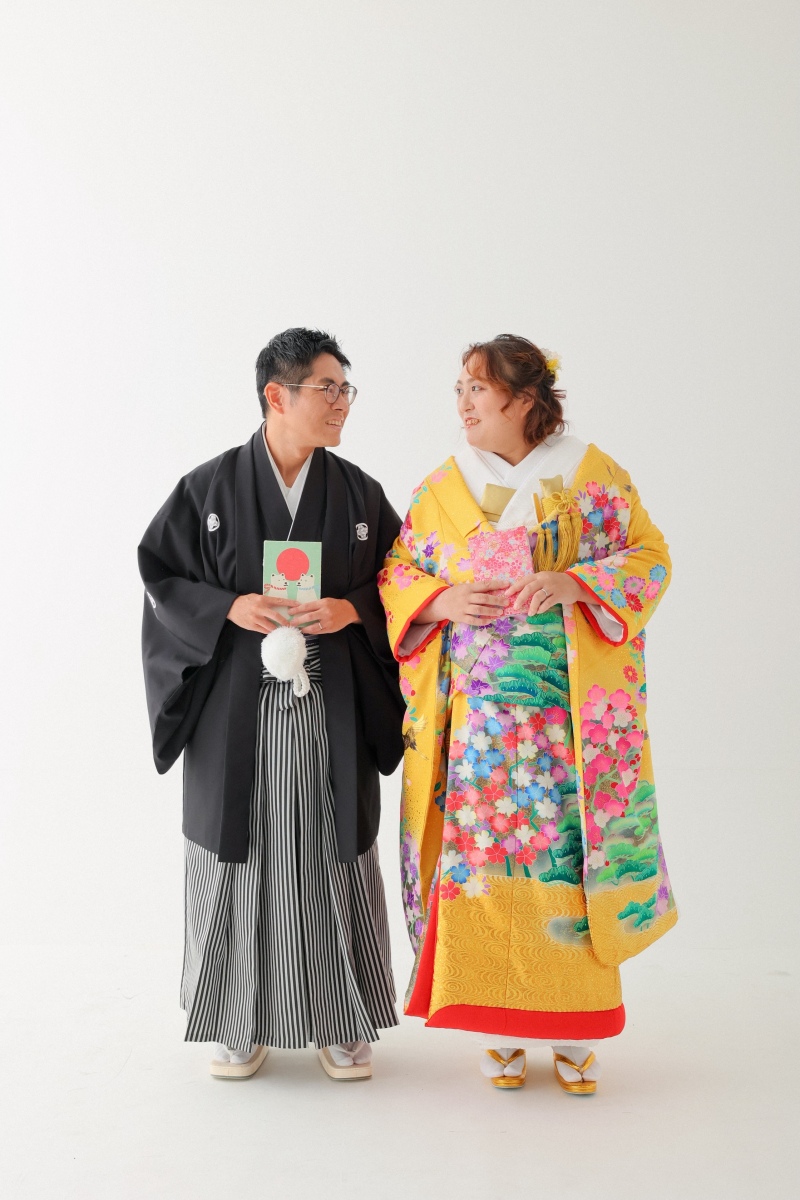 想い出のアイテムを胸に、微笑み合って