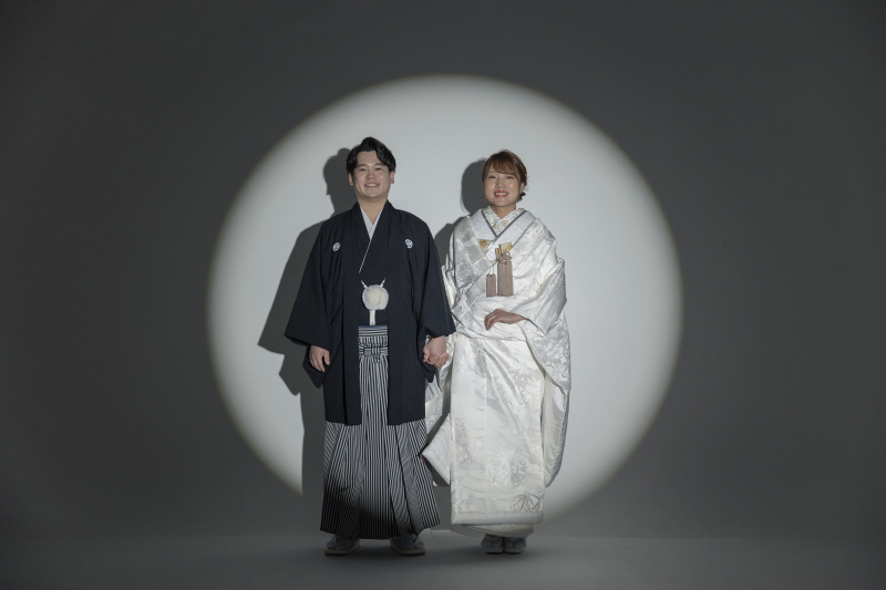 真っ白な背景にライトで印象を変えて