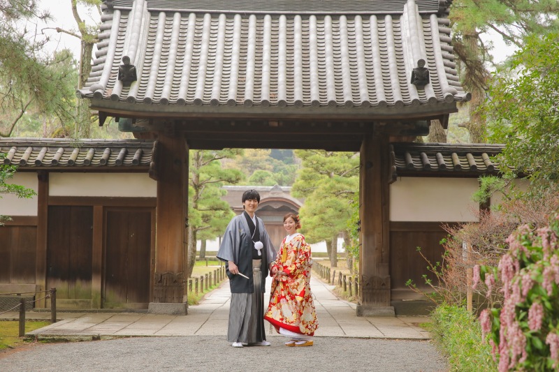 大きな門の前で