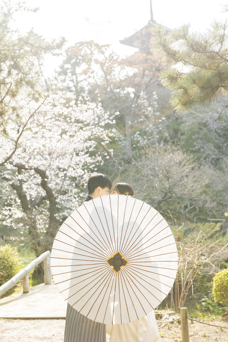 傘の向こうの二人