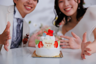 カラードレスとウェディングドレスで雰囲気を変えて