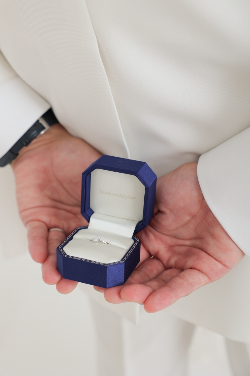 新郎様が何かをもってます