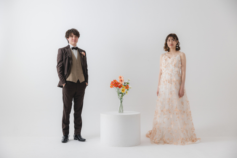 白い空間にふたりとはな