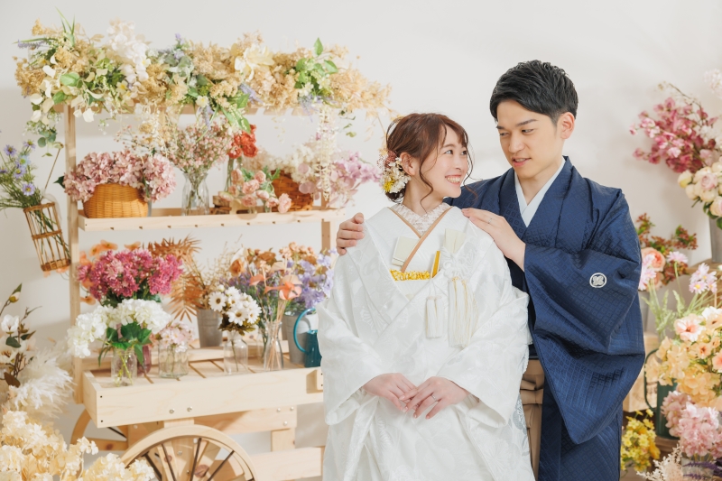 お花に囲まれる２人