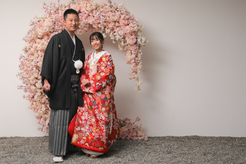 桜のアーチを背景に