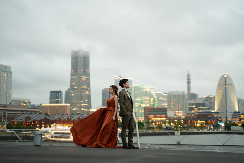 背中を向け合う