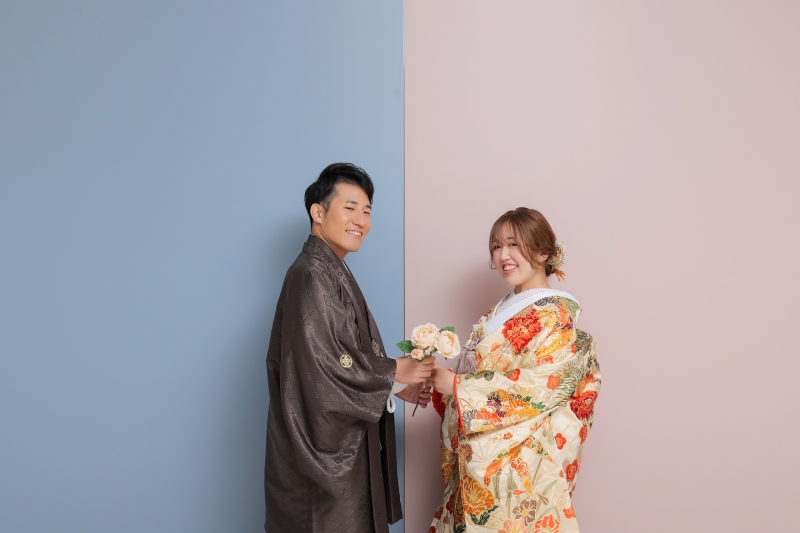 青とピンクのパネルの前で!