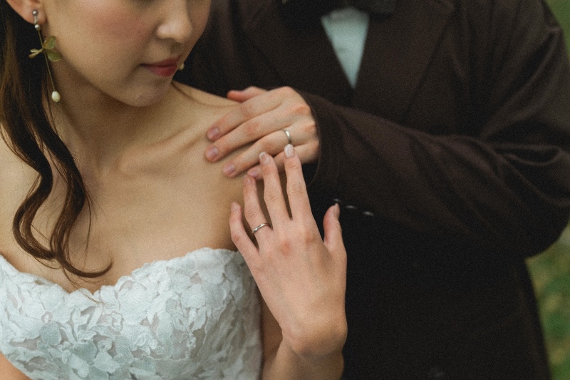 優しく重ねた手に光る結婚指輪