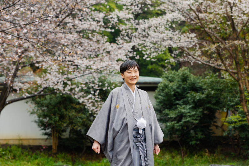 凛とした紋付袴で、春の訪れを感じて