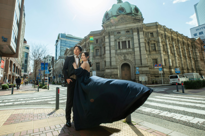 ドレスをなびかせて