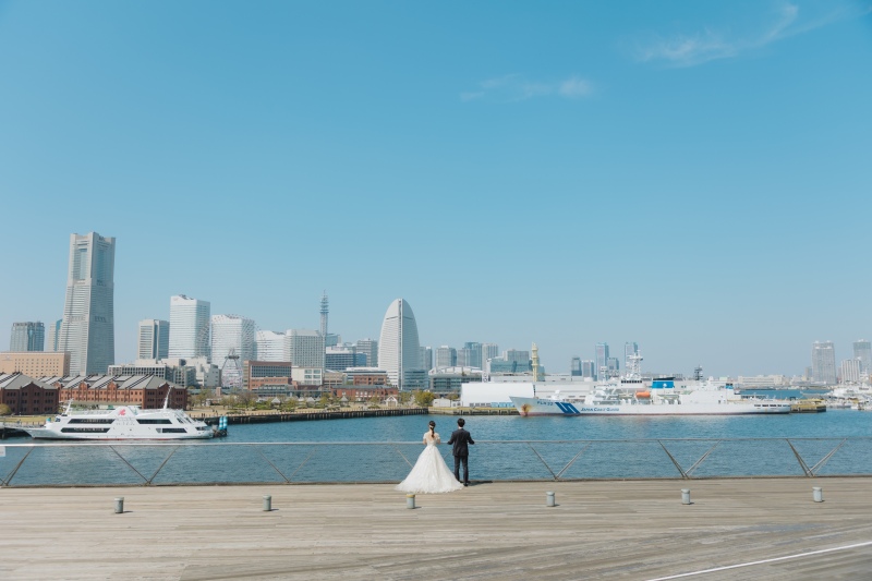 横浜景色をバックに