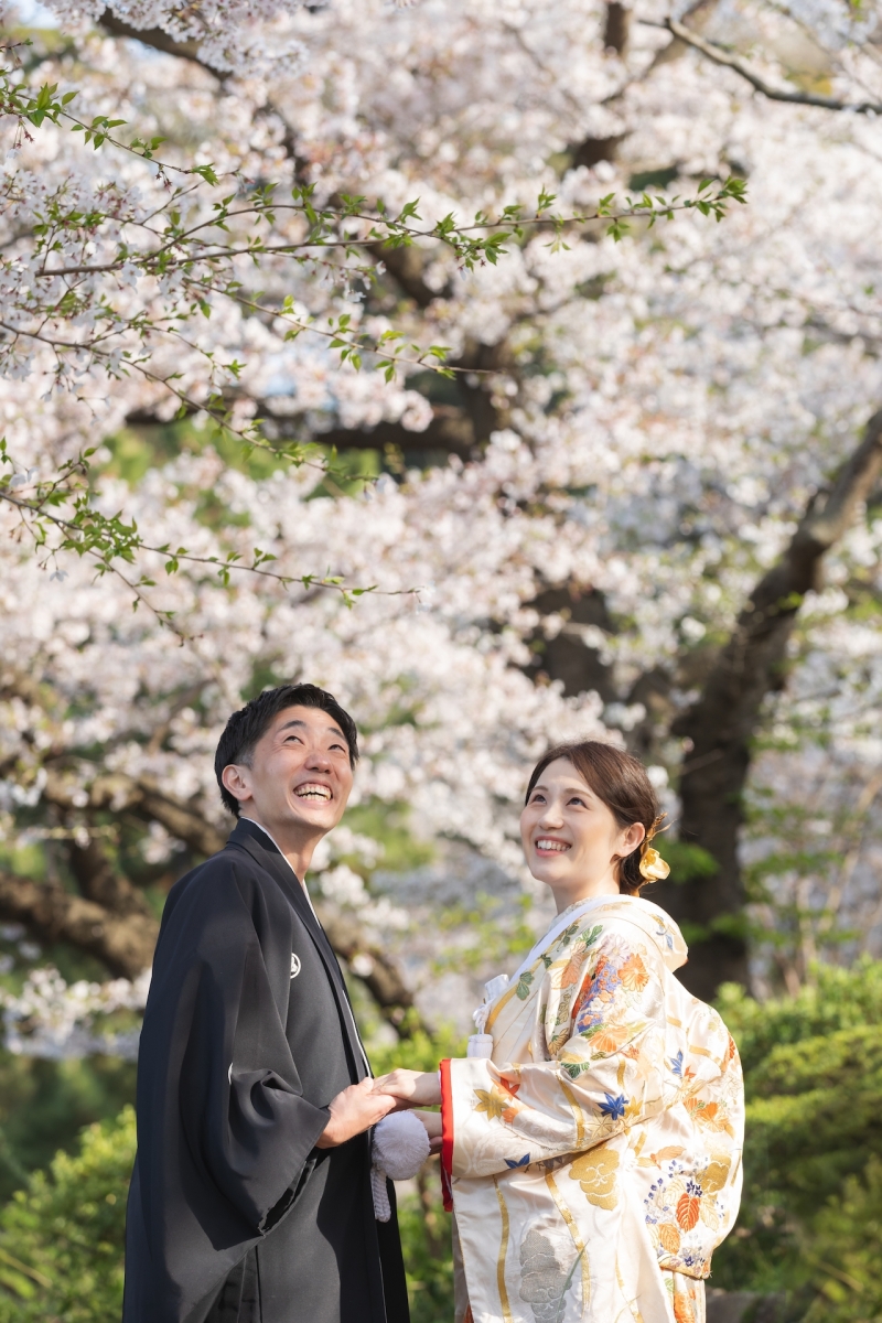 手を取り合って