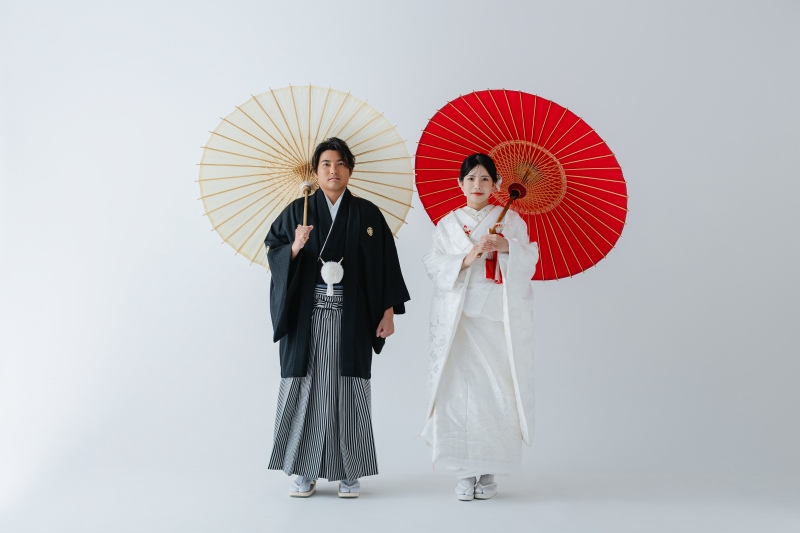 白を基調としたシンプルなスタジオで